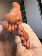 Alex Pledger Feet (4 photos)