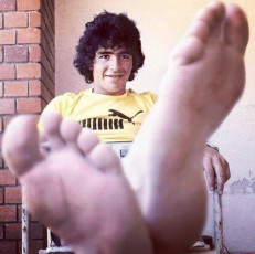 Diego Armando Maradona Feet (6 photos)