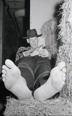 Eddie Carmel Feet (2 photos)
