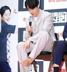 Seung Won Cha Feet (8 photos)
