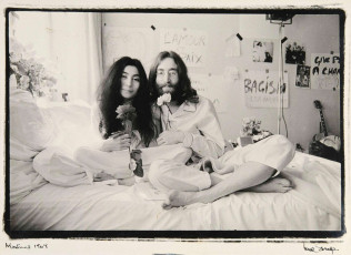 John Lennon Feet (41 photos)