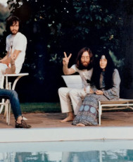 John Lennon Feet (41 photos)