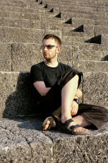 Thom Yorke Feet (6 images)
