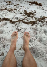 Apolo Ohno Feet (2 photos)