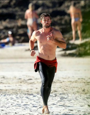 Chris Hemsworth Feet (17 images)