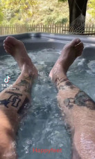 Joey Fatone Feet (2 images)