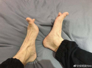 Minghao Hou Feet (7 photos)