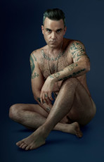 Robbie Williams Feet (2 images)