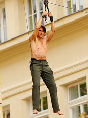 Tom Cruise Feet (3 images)