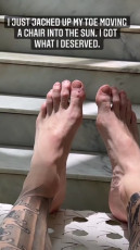 Adam Levine Feet (10 images)