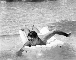 Cary Grant Feet (5 photos)