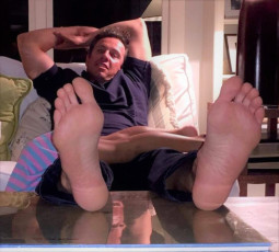 Chris Cuomo Feet (2 images)