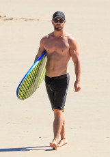 Chris Hemsworth Feet (27 pics)