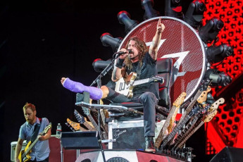 Dave Grohl Feet (13 images)