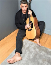 Francesco Gabbani Feet (2 images)