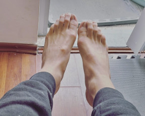 Gary Centeno Feet (6 images)