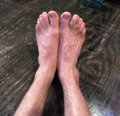 Glen Phillips Feet (4 images)