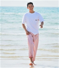 Jung Hae In Feet (3 images)