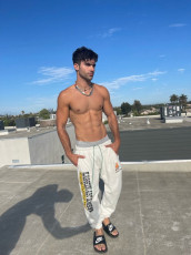 Max Ehrich Feet (42 images)