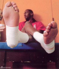 Michael Jordan Feet (2 photos)