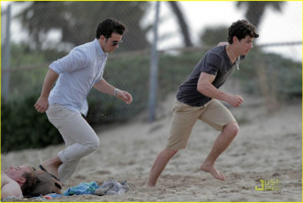 Nick Jonas Feet (7 images)