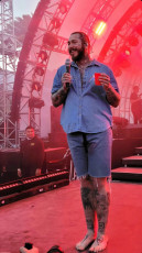 Post Malone Feet (4 images)