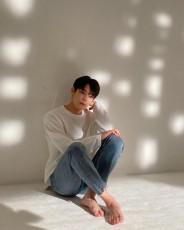 Seobin Yoon Feet (5 photos)