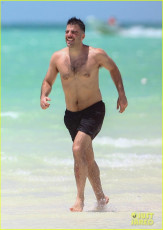 Zachary Quinto Feet (7 images)