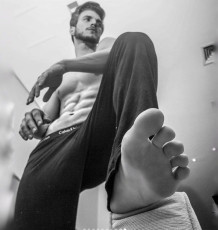 Alex Trevelin Feet (99 images)