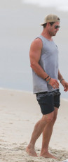 Chris Hemsworth Feet (201 pictures)