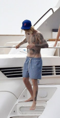 Justin Bieber Feet (154 pictures)