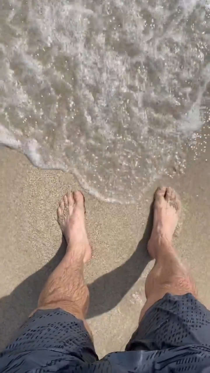 Roberto Manrique Feet