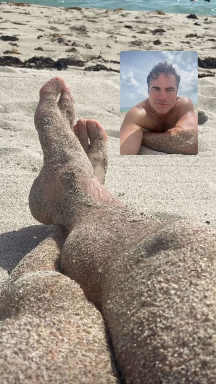 Roberto Manrique Feet