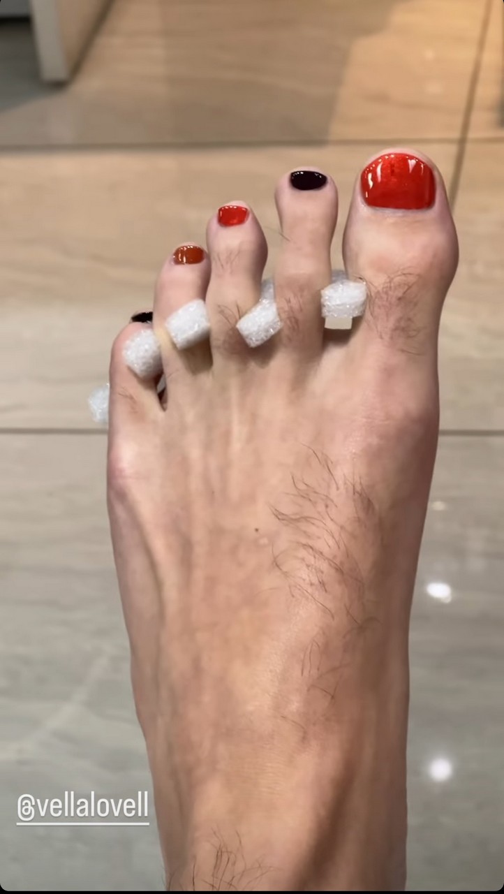 Skylar Astin Feet
